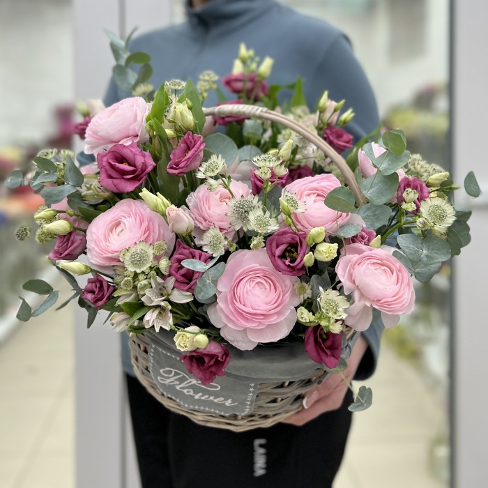 Эустомы и розовые ранункулюсы в корзине